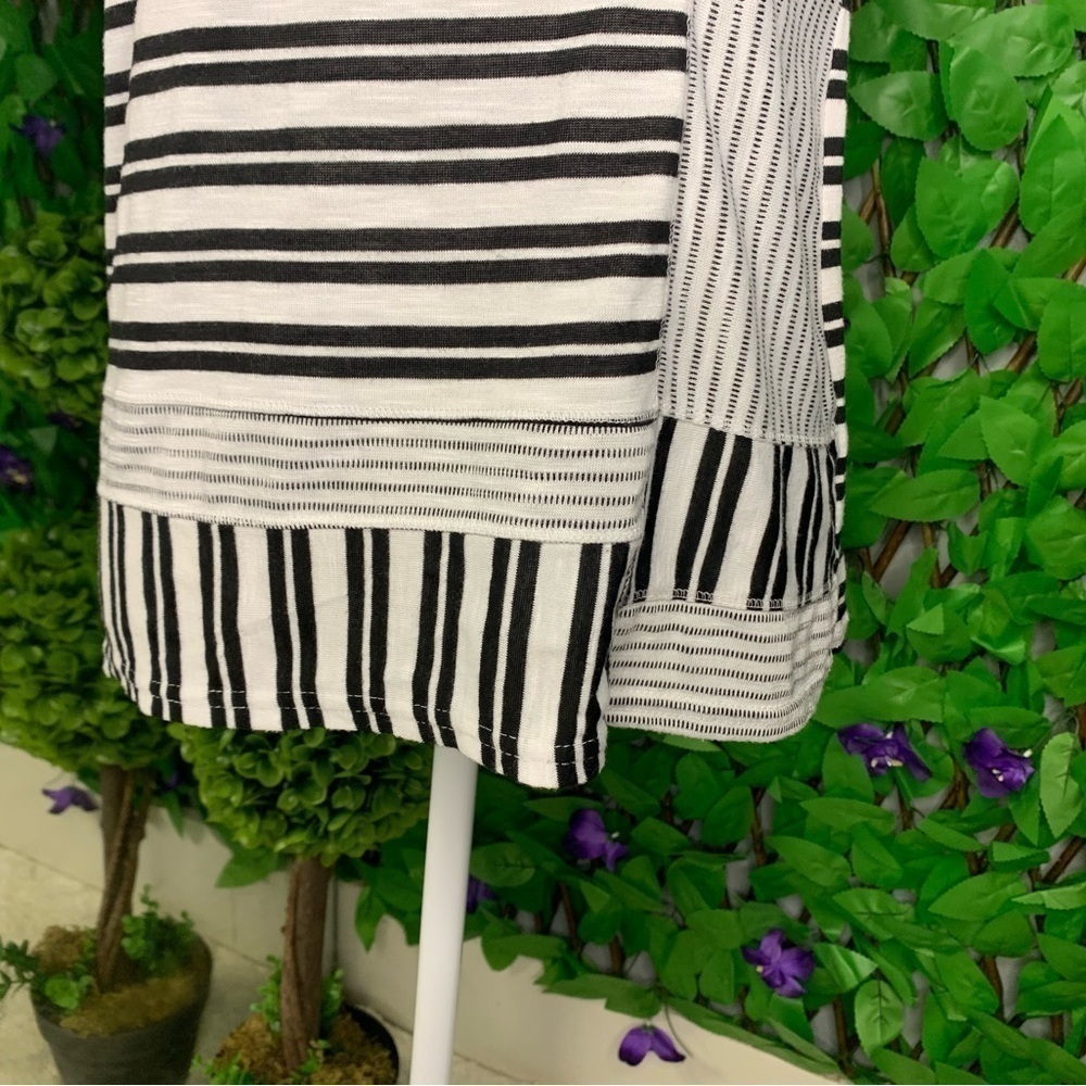 Onque Casuals Women’s M Black White Striped Button Accent Top - Picture 5 of 10